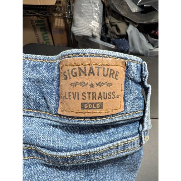 Signature by Levi Strauss & Co. Gold Label Mid-Rise Capri Jeans Cuffed Style Wom - Picture 2 of 9